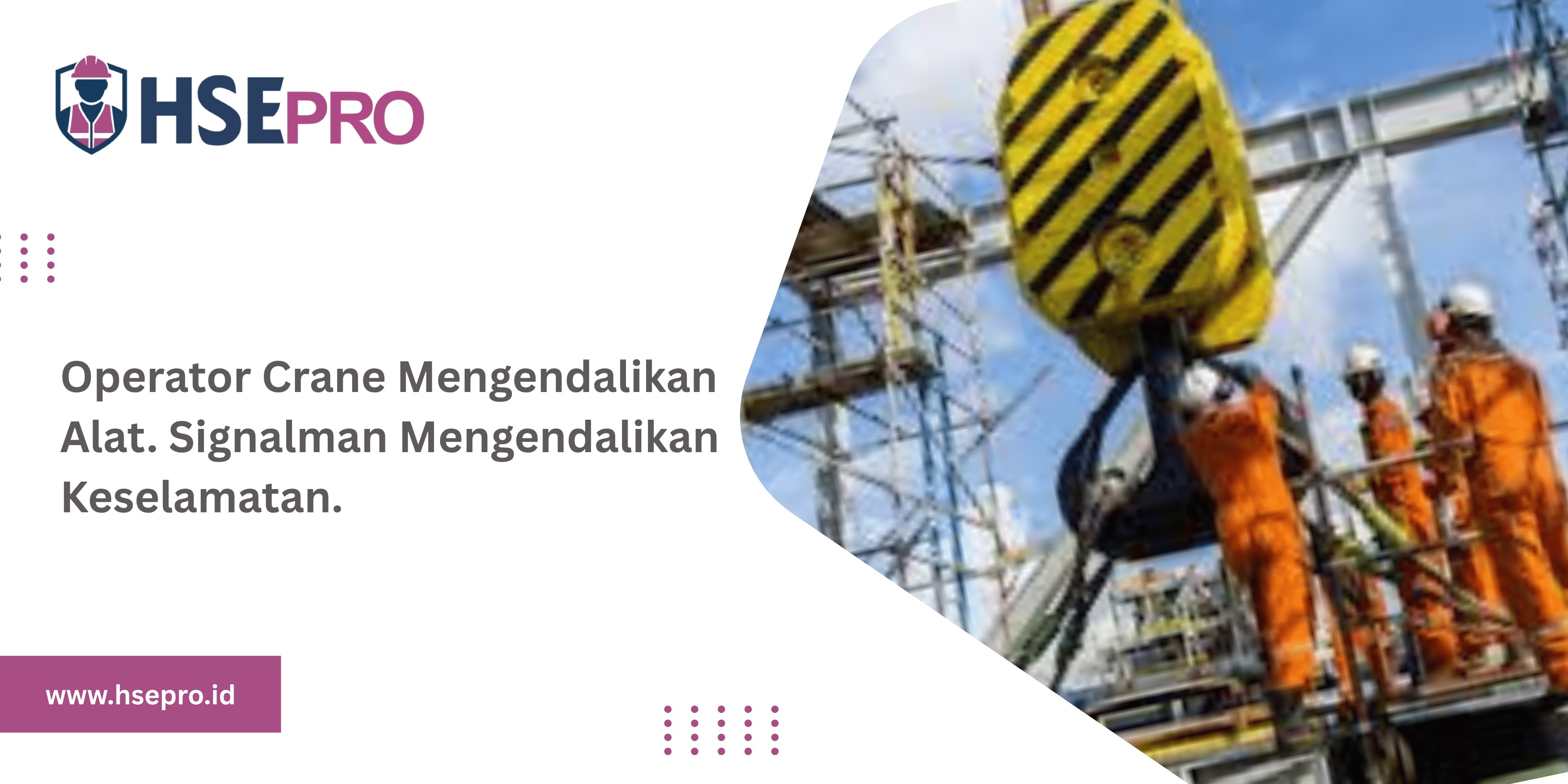 Operator Crane Mengendalikan Alat. Signalman Mengendalikan Keselamatan.